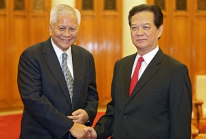 Philippine Foreign Secretary Albert del Rosario poses for a photo with Vietnam's Prime Minister Nguyen Tan Dung at the Government Office in Hanoi