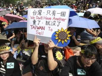 Một trong nhiều khẩu hiệu của người biểu tình trước Phủ Tổng thống Đài Loan ngày 30/03/2014 : "Chúng tôi không có một Đài Loan khác để bán". 