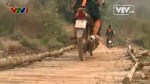 Người dân chỉ có thể qua lại cầu tạm trong mùa khô. - See more at: http://vtv.vn/thoi-su-trong-nuoc/nguoi-dan-huyen-nam-po-van-kho-bo-cau-tam/110069.vtv#sthash.VmDorpoO.dpuf