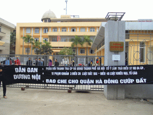 Dân Dương Nội giăng biểu ngữ trước trụ sở nhà tiếp dân hồi tháng 1, 2013, đòi giải quyết đơn nạp từ năm 2012.