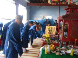 Các bô lão xã An Hải tổ chức các nghi lễ cúng tế, tưởng niệm lính Hoàng Sa.