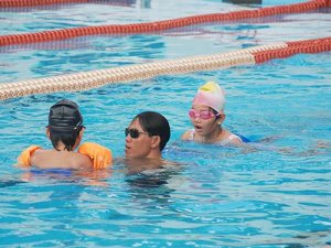 Học sinh học bơi tại CLB Yết Kiêu, TP HCM. Bể bơi đầu tư tại trường là điều còn xa vời