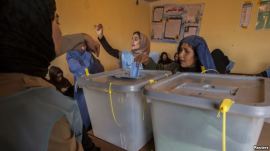 Phụ nữ Afghanistan đi bỏ phiếu trong cuộc bầu cử tổng thống tại Mazar-i-sharif, ngày 5/4/2014.