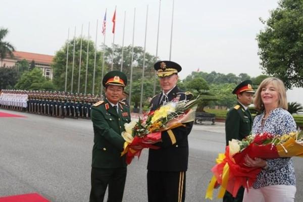 Hình tướng Đỗ Bá Tỵ tiếp tướng Martin Dempsey ở Đà Nẵng. 