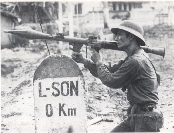 Bộ đội Việt Nam đánh trả quân Trung Quốc xâm lược tại Lạng Sơn năm 1979. Ảnh tư liệu