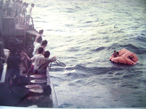 Các chiến sĩ trên tàu HQ-604 bị hải quân Trung Quốc bắn chìm ngày 14-3-1988 được đồng đội ứng cứu - Ảnh của đại tá Trần Minh Cảnh - Chủ nhiệm Chính trị Vùng 4 hải quân thời kỳ 1988 
