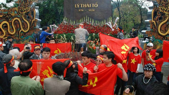  Các thanh niên mặc áo cờ đỏ sao vàng đã dùng giăng cờ búa liềm quanh khu vực tượng đài, ngăn chặn đoàn tưởng niệm, ông Nguyễn Lân Thắng cho biết 