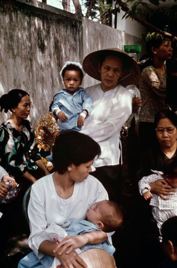 Những người mẹ mang con di tản ngày 30/4/1975. Hiroji Kubota/Magnum Photos