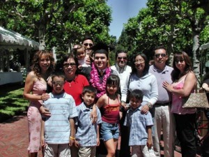 Đại gia đình tác giả (áo đỏ, đứng thứ 2 từ trái) trong lần cậu con trai út tốt nghiệp đại học UC Berkeley. (Hình: Tác giả cung cấp)