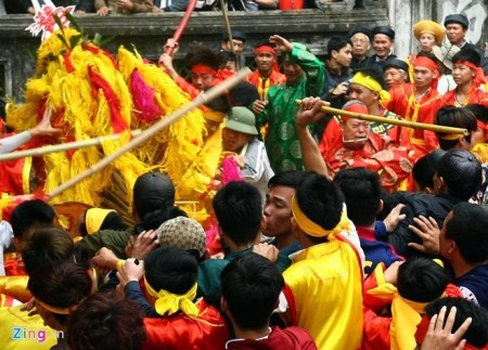 Cướp lộc gây hỗn chiến ở lễ hội đền Gióng 