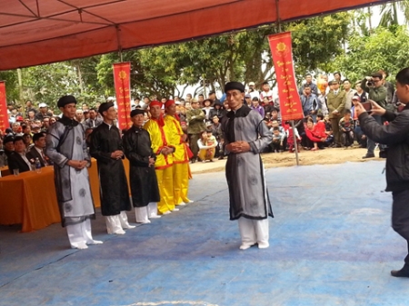  Chủ lễ Phạm Phú Oanh và các bồi lễ tại lễ hội Minh Thề. Ảnh: Laodong 