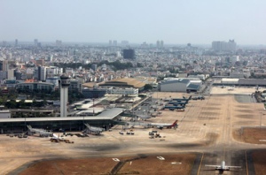 Phi trường Tân Sơn Nhất. Bộ Giao Thông-Vận Tải Việt Nam vẫn khăng khăng cho rằng không thể mở rộng phi trường này nên cần phải xây dựng phi trường Long Thành. (Hình: TBKTSG)
