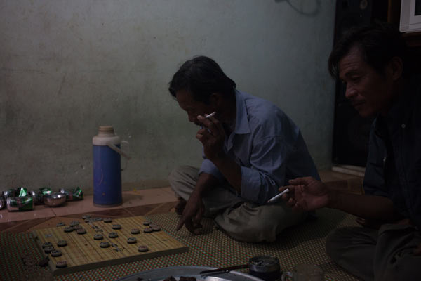 Các ngư dân đang chơi cờ ở nhà một người bạn trên đảo Lý Sơn