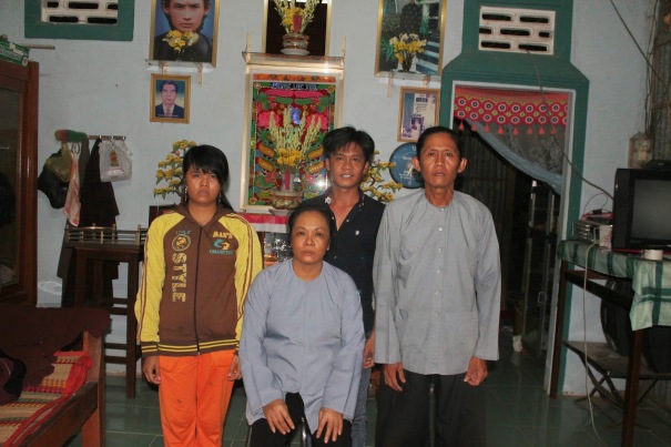   Bà Mai Thị Dung (ngồi) cùng với chồng (ông Võ Văn Bửu), hai con là Võ Văn Bảo và Võ Thị Tuyết Linh.