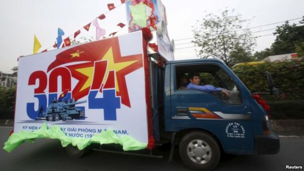 Xe tải quảng bá kỷ niệm 40 năm ngày "Giải phóng miền Nam" trên đường phố TP HCM. 