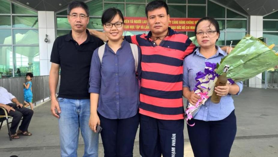Blogger Trương Duy Nhất (áo sọc) cùng với vợ con và nhà báo Huy Đức tại sân bay Vinh sau khi được trả tự do ngày 26/05/2015.