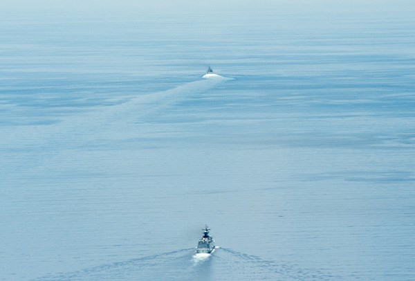 Tàu hộ vệ tên lửa Yancheng (FFG 546) của Trung Quốc bám theo tàu tác chiến cận bờ USS Fort Worth của Mỹ (phía trước), ngày 11.5.2015 - Ảnh chụp từ trực thăng của tàu Fort Worth