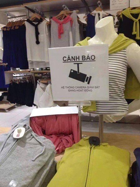 Biển cảnh báo bằng tiếng Việt được chụp lại trong một shop thời trang tại Nhật