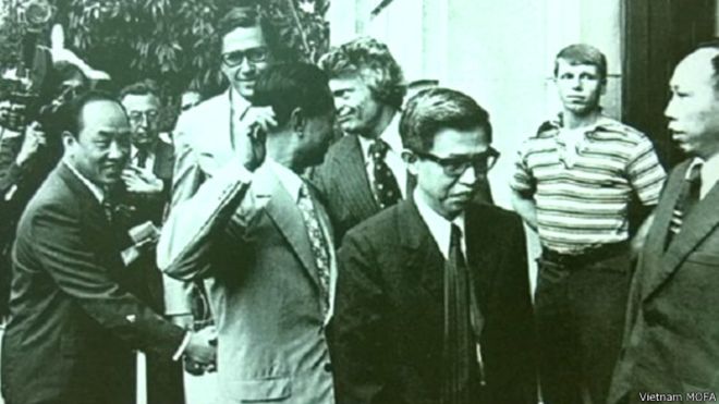  Ông Trần Quang Cơ (ở giữa, complet màu tối) đã tham gia quá trình bình thường hóa quan hệ với Hoa Kỳ 