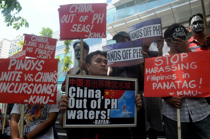 Những người phản đối tổ chức một cuộc biểu tình trước Lãnh sự quán Trung Quốc tại khu tài chính của Manila vào ngày 7 tháng 7, tố cáo chính quyền Trung Quốc xâm lược lãnh thổ trên Biển Đông. Trung Quốc có thể sớm bắt đầu giai đoạn thứ hai trong dự án xây dựng những hòn đảo nhân tạo ở vùng biển tranh chấp. (Jay Directo / AFP / Getty Images)