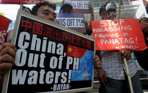 Người Philippines biểu tình chống Trung Quốc quấy rối Philippines trên biển (ảnh: AFP)