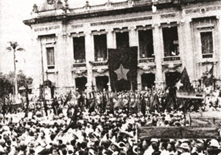 Tổng khởi nghĩa giành chính quyền tại Hà Nội (8-1945). Ảnh tư liệu. 