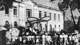 Đoàn người biểu tình ngày 19 tháng 8 năm 1945 trước cửa Bắc Bộ phủ, Hà Nội.
