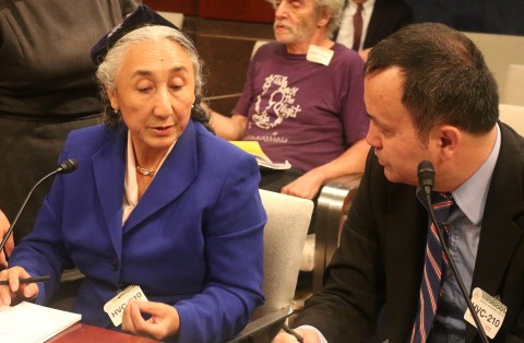 Bà Rebiya Kadeer, Chủ tịch Đại hội Thế giới Duy Ngô Nhĩ, ngồi cạnh người phiên dịch (Gary Feuerberg/ Epoch Times)