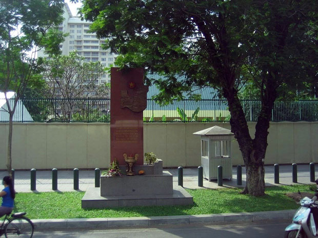 Bia căm thù trước tổng Lãnh Sự Quán Mỹ tại Sài Gòn. Photo: RFA