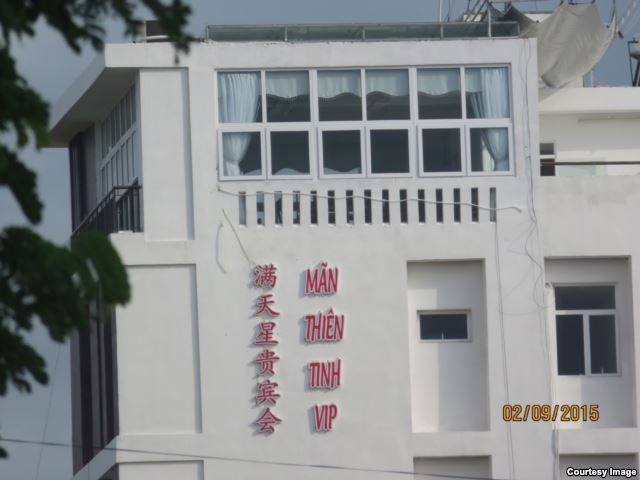 Một trong những khách sạn của người Trung Quốc nằm đối diện khu du lịch Silver Shores trên đường Võ Nguyên Giáp, Đà Nẵng