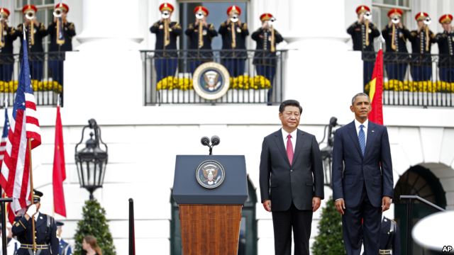 Tổng thống Mỹ Barack Obama (phải) và Chủ tịch TQ Tập Cận Bình chào cờ trong buổi tiếp đón ông Tập đến Mỹ ngày 25/9/2015