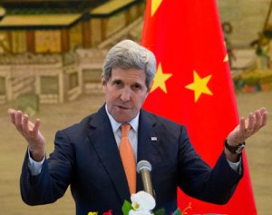 Ngoại trưởng Mỹ John Kerry tham dự một cuộc họp báo chung với Ngoại trưởng Trung Quốc Wang Yi tại Bộ Ngoại giao ở Bắc Kinh vào ngày 16 Tháng 5 năm 2015. AFP