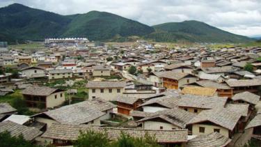 Một ngôi làng Tây Tạng ở Shangri-La, khu tự trị Tây Tạng.