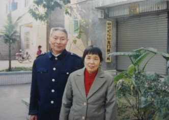 Ông Giang Tích Thanh (trái) và vợ, bà La Trạch Hội (Ảnh minghui.org)
