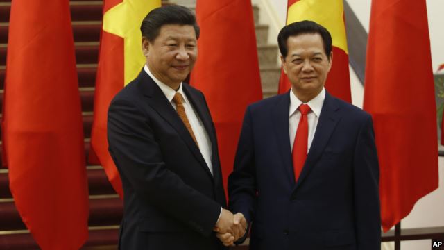 Chủ tịch Trung Quốc Tập Cận Bình được Thủ tướng Việt Nam Nguyễn Tấn Dũng đón tiếp tại Văn phòng Chính phủ ở Hà Nội, ngày 5/11/2015. Photo: AP