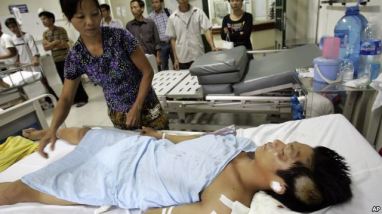 Người bị thương vì tai nạn giao thông trong bệnh viện tại Hà Nội. Việt Nam mỗi năm có khoảng trên dưới 10,000 người thiệt mạng vì tai nạn giao thông. Photo: AP