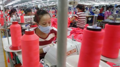Người lao động làm việc tại một nhà máy Singlun Star có vốn đầu tư của Singapore, ngoại ô Hà Nội, ngày 19/8/2014. Ảnh: Reuters