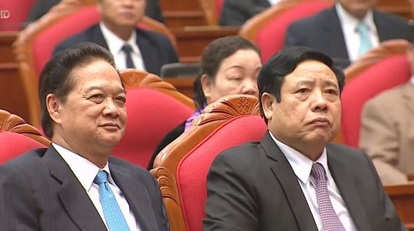 Ông Nguyễn Tấn Dũng (trái) tại hội nghị trung ương 14 khi nghe ông Trọng phát biểu bế mạc hội nghị. (Hình: Chụp qua Youtube)