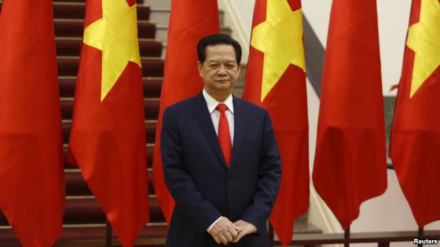 Thủ tướng Việt Nam Nguyễn Tấn Dũng chờ đợi sự xuất hiện của Chủ tịch Trung Quốc Tập Cận Bình tại Hà Nội vào ngày 05/11/2015. Photo: Reuters.