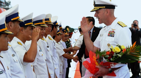 Đô Đốc Scott Swift (phải) tại Đà Nẵng năm 2012. (Hình: Hoang Dinh Nam/AFP/Getty Images)