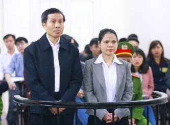 Blogger Anh Ba Sàm Nguyễn Hữu Vinh và bà Nguyễn Thị Minh Thuý trong phiên xử hôm 23/3. Ảnh chụp từ trang web Vietnamnet.