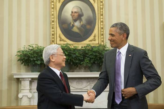 TBT Nguyễn Phú Trọng bắt tay TT Obama trong chuyến thăm Mỹ của ông Obama năm ngoái. Nguồn ảnh: WSJ