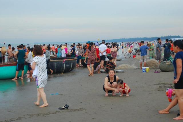  Chợ cá sớm mai ở bãi biển Sầm Sơn. Nguồn ảnh: internet