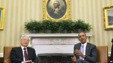 Tổng thống Mỹ Barack Obama tiếp Tổng Bí thư Nguyễn Phú Trọng tại Phòng Bầu dục Nhà Trắng, ngày 7/7/2015. Ảnh: AP