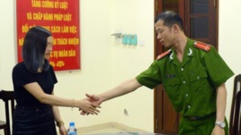 Trung úy Nguyễn Văn Bắc xin lỗi chị Trần Tú Anh tại trụ sở Công an phường Trung Liệt, quận Đống Đa, Hà Nội (ảnh chụp từ trang Vietnamnet)