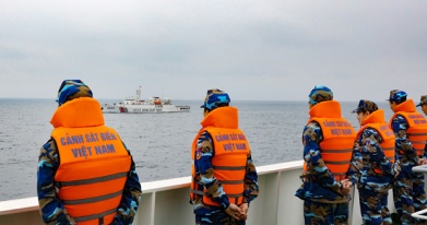 Cảnh sát biển Việt Nam thực hiện nghi thức chào xã giao Cảnh sát biển Trung Quốc. Nguồn: CSB VN