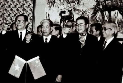 TBT Trung Quốc Giang Trạch Dân, TT Lý Bằng và Tổng Bí thư Đỗ Mười cùng TT Võ Văn Kiệt. Ảnh chụp ngày 7-11-1991, tham dự buổi lễ giao dịch "điếu ngư thái quốc tân quán" (Diaoyutai State Guesthouse) tại Bắc Kinh. Nguồn: internet