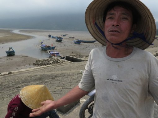 Ngư dân Nguyễn Bá Lựu (thị xã Kỳ Anh, Hà Tĩnh) kể về nỗi khổ phải cắm thuyền vì không còn ai mua cá - Ảnh: Tấn Vũ
