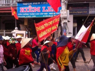 Dân làng biển Cảnh Dương, huyện Quảng Trạch, Quảng Bình đã tập trung giương cờ và khẩu hiệu, cùng nhau biểu tình phản đối dự án xây dựng nhà máy thép Formosa gây thảm họa môi trường. Ảnh: Facebook