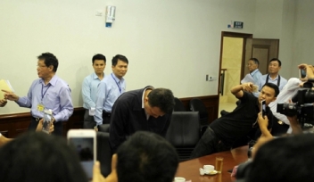 Ông Chu Xuân Phàm xin lỗi trong buổi họp báo (Ảnh: Vietnamnet)